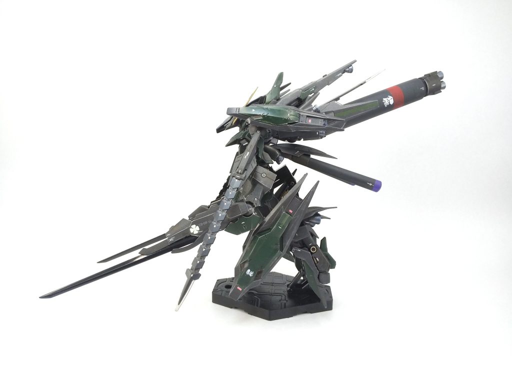 しかし一方で、パイロットであるジュリエッタの抗議を黙殺する形で、ラスタルの思惑により、バルバトスから回収したテイルブレードとそれを制御する為に禁忌である阿頼耶識Eタイプの改良型(機能を絞ったデチューン版という方が実態に近い)が搭載されている…