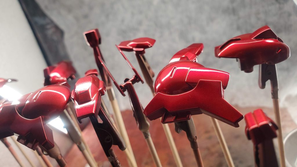 塗装は以下のとおりです。赤:サーフェーサーEVOブラック→Exブラック→スターブライトゴールド→ガイアクリアーレッド内部フレーム:サーフェーサーEVOブラック→スターブライトアイアン白:サーフェーサーEVOホワイト→ニュートラルグレーⅠ→プレミアムガラスパールメインカメライエロー:サーフェーサーEVOブラック→Exブラック→スターブライトゴールドメインカメラのグリーン部分は付属のホイルシールを切り取って貼り付けました。デカールはガンダムデカールNo.135 機動戦士ガンダム 水星の魔女汎用3のダリルバルデを使用しました。