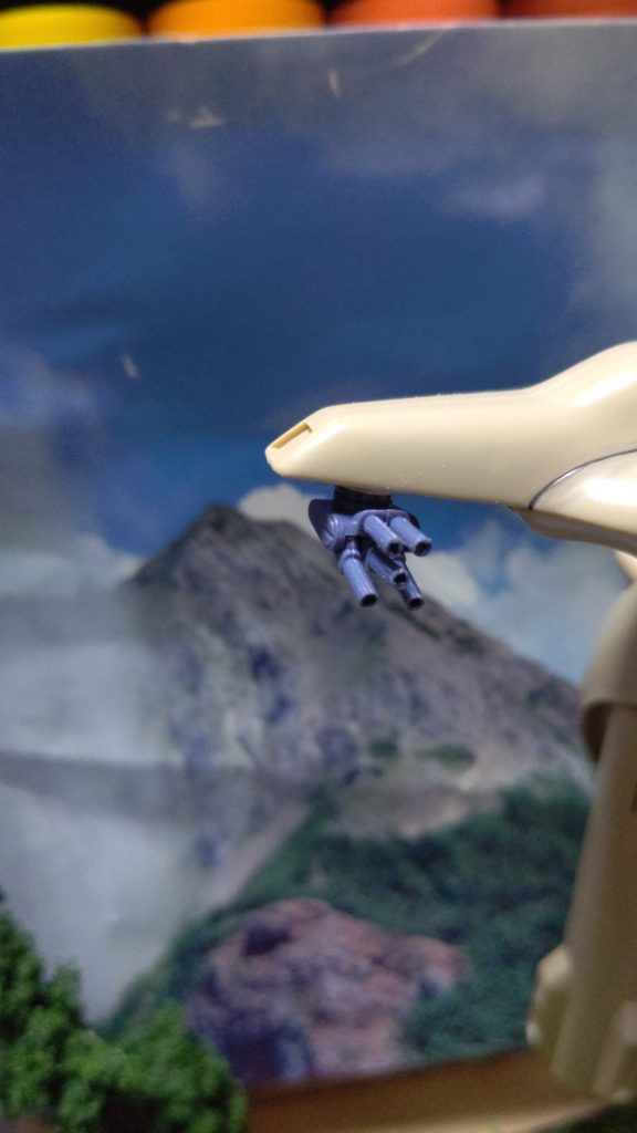 ルーター？リューター？で穴開けてます🕳中塗装済み旧キットは制作簡単に終わるので制作過程省きました筆塗装です。筆しかないので💦