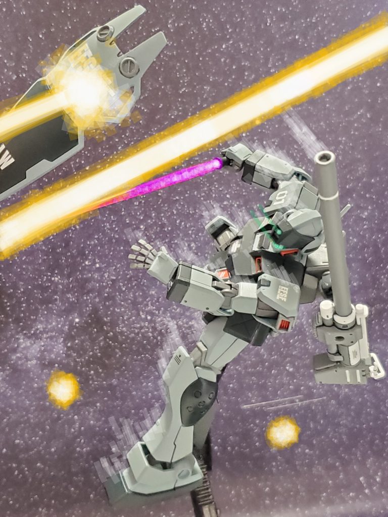 舞い踊るように回避する黒いジムであるが、少しずつ追い詰められていく……💦長時間の攻防で疲労からか一瞬、動きが止まるジム❕