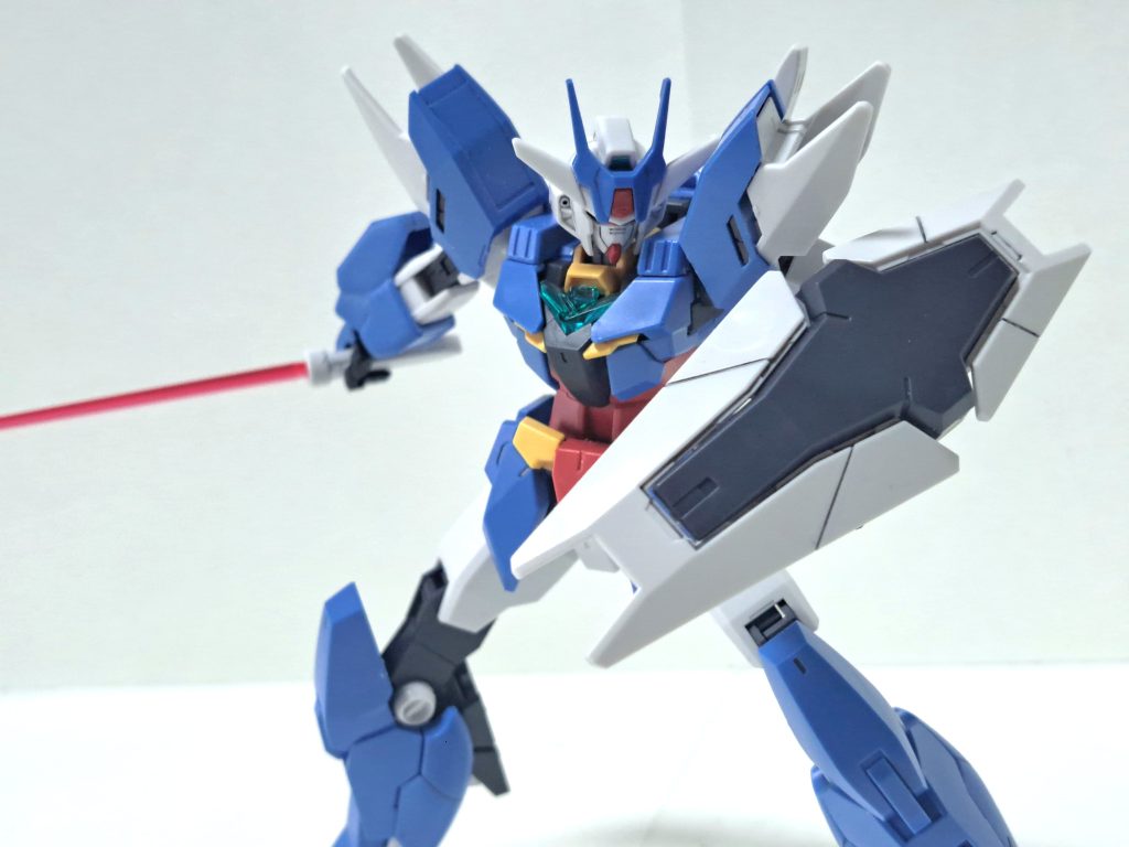 ビームサーベルアースリィガンダムが使用する標準的な近接用装備。シールドシールドも同様にコアシールドからバージョンアップする。シールドにはエネルギーパックが内蔵されており、展開させてビームライフルに接続し追加充填を行うことで、通常よりも強力な一撃を放つことができる。