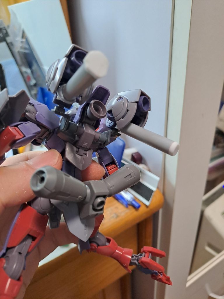 可動スラスターは手元にあるジョイントパーツで繋ぐ。