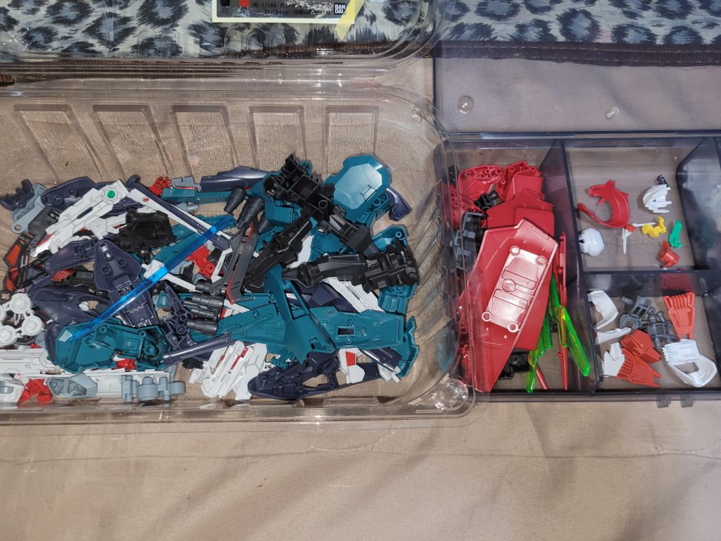 つかうパーツの選定終わった!あと、ダリルバルデの盾も少しカットしてヤスリ一万番まで加工!