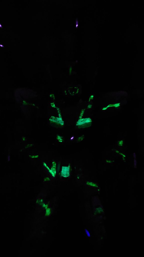 サイコフレーム部分の蓄光塗料の輝き