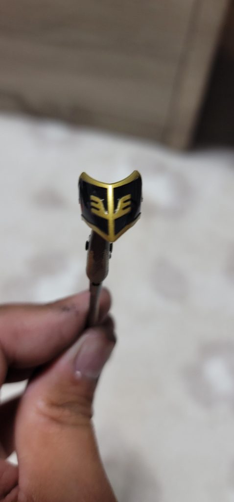 エングレービングの塗り分けはラッカー塗料で金色を吹きエナメル塗料で黒を吹いた後綿棒で拭き取りました((・з・))/