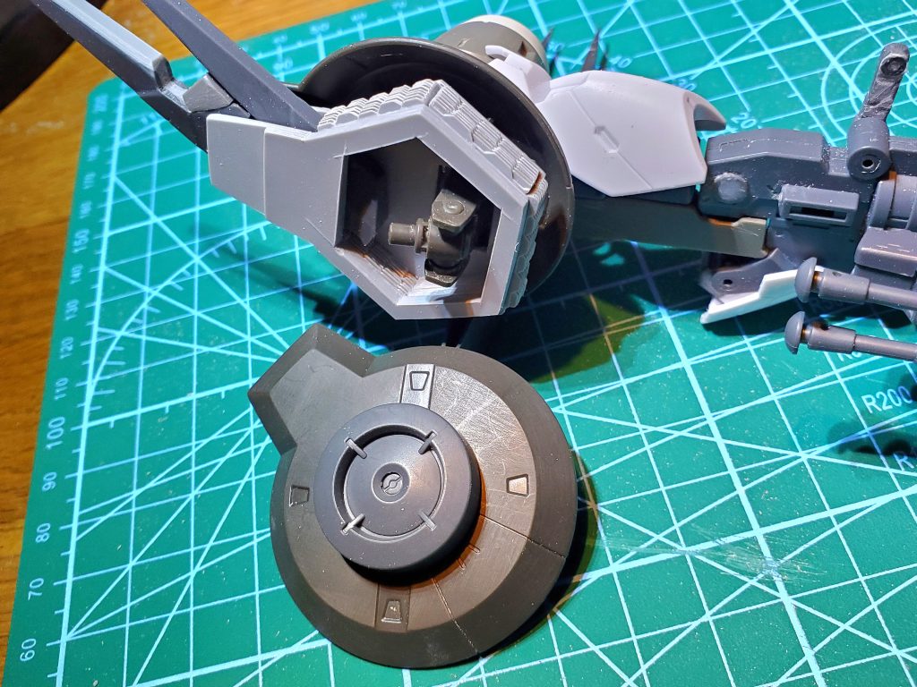 武器製作『ウェーブ ホビーツールシリーズ HGディテールパンチ』でプラ板の型を抜いて放熱フィンを作製