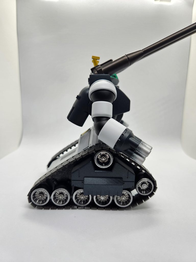 側面から。肩や胴体、頭部など、合わせ目は一通り綺麗にしました。