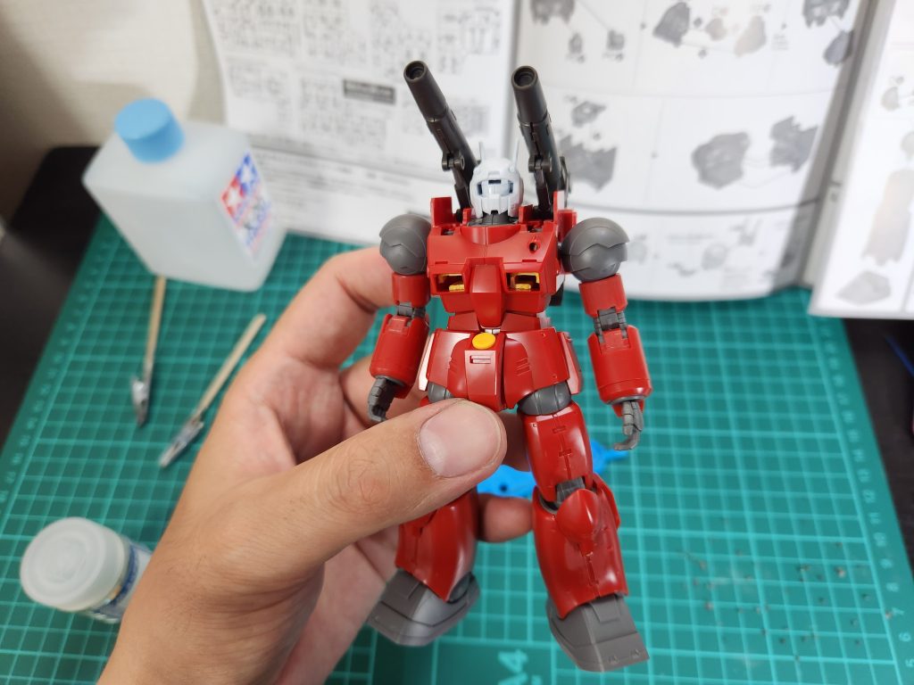 胸のダクトとバルカン砲など、塗り分けのために、地味に後ハメ加工しました。