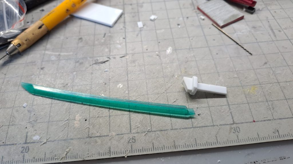 斬機刀“ミズウミ”、刀身はアリスギア系メガミデバイスからの余剰パーツ、柄はプラ板で自作。