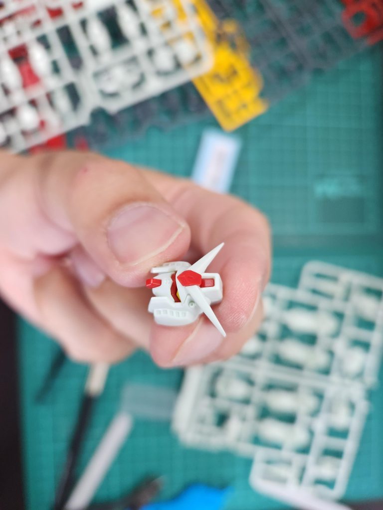 頭部では、アンテナの先鋭化を行いました。