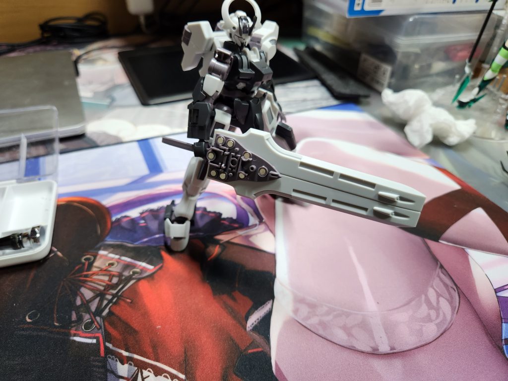 作品の方見て頂きありがとうございます。ここからは制作過程になります。今回の作品は前に述べたように合体剣にほとんどの時間を割きました。なので簡単にですが合体剣の制作過程を載せていきたいなとおもいます。まずは各凹穴にネオジム磁石を取り付け、元キットの軸での接続方法からより簡単に脱着できるようにしました。