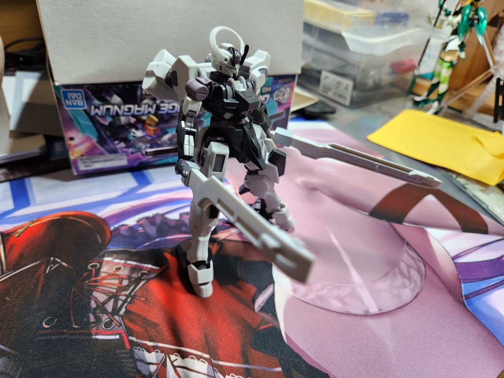 次に各種武装の取っ手を作成しました。基本的にはプラ板で箱を作ってはめ込むという方式ですがそれでは持った際にポロリする可能性が高いため外側にネオジム磁石を取り付けています。これによりポロリすることはまず無くなりました。