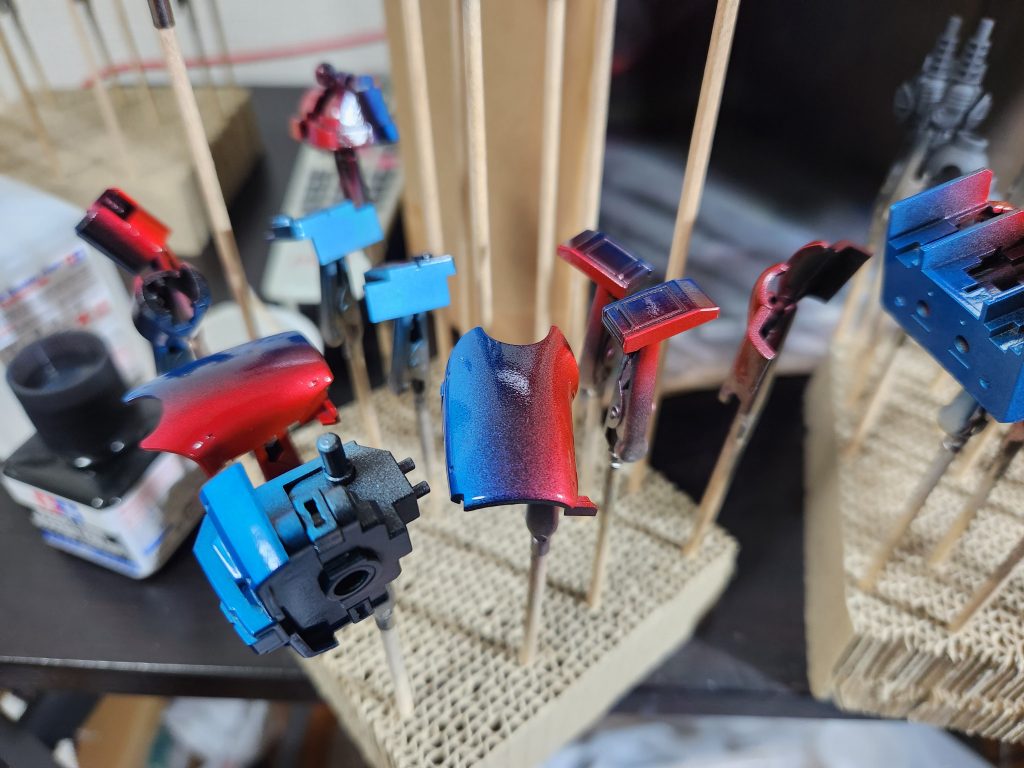 前後にまたがる部品は、境目に黒地を少し残して、シルバー、クリアカラー、を乗せました。