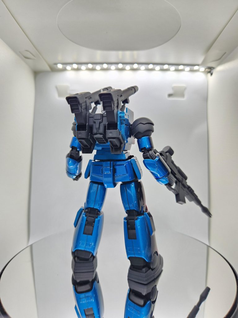 背後にまわると、青色ベースのキャンディ塗装になっています。