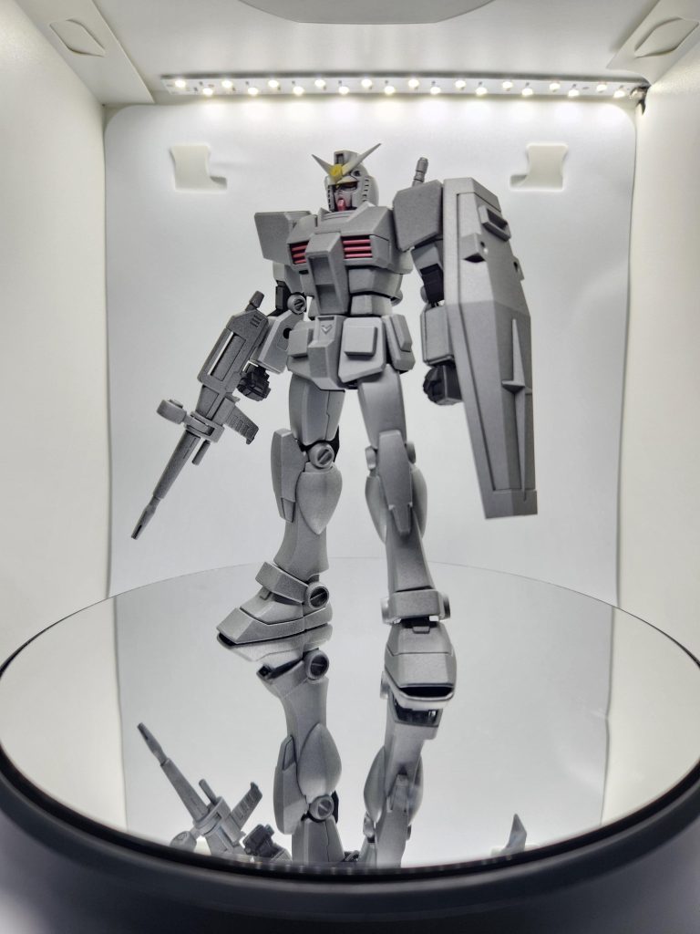 富野さんの塗装では、ひたいのアンテナ基部が黄色、ダクトがピンク色っぽいので、そこは踏襲しました。ぬったわけではなくて、もしかしたらプラの色が透けてるだけかもですが。