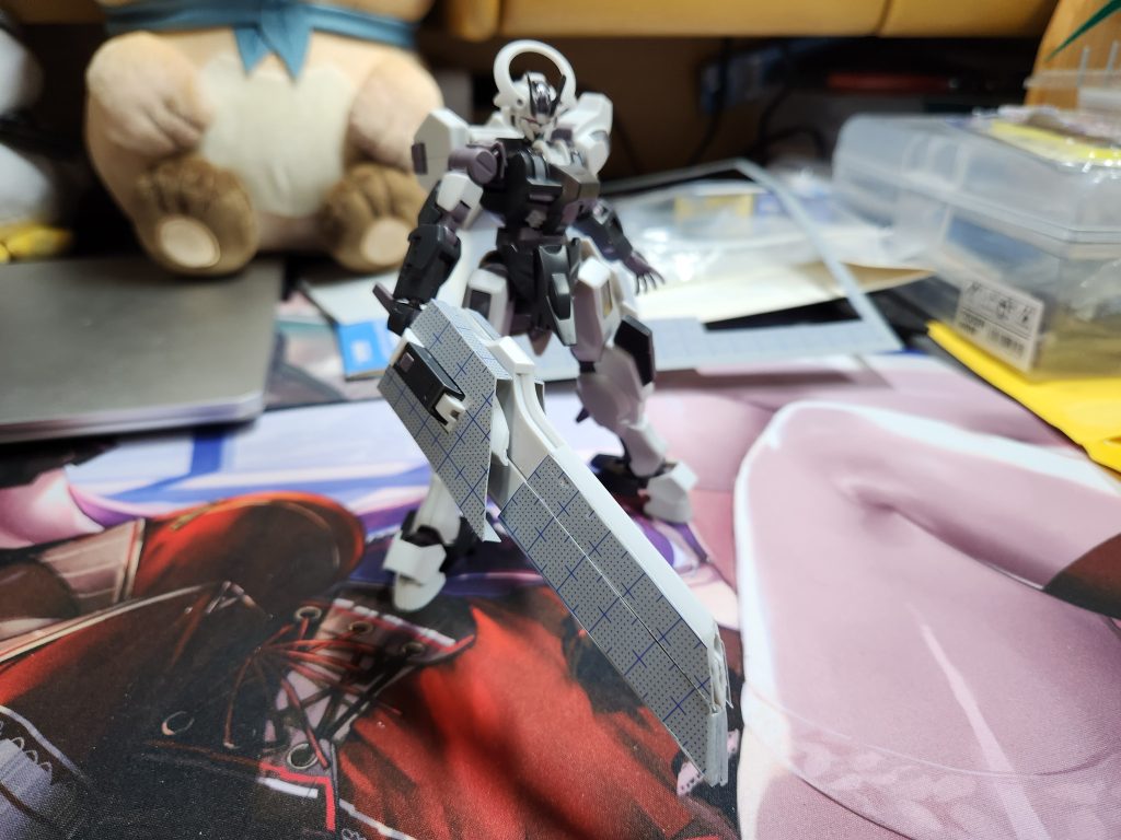 続けて剣の加工に入りました。大枠をプラ板で作り、プラ板でフォローできない部分はパテを用いました。正直ここが1番面倒でした。合体した時に極力形が崩れないようにするのに加えて、重くなりすぎると保持できなくなるためパテの量を極力少なくしながらの作成でした。
