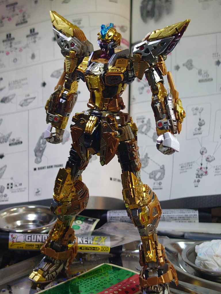 MGEXは骨格から凄いですね。銀色に見える部分はブライトシャンパンゴールドで一応金色なのです(^_^;)