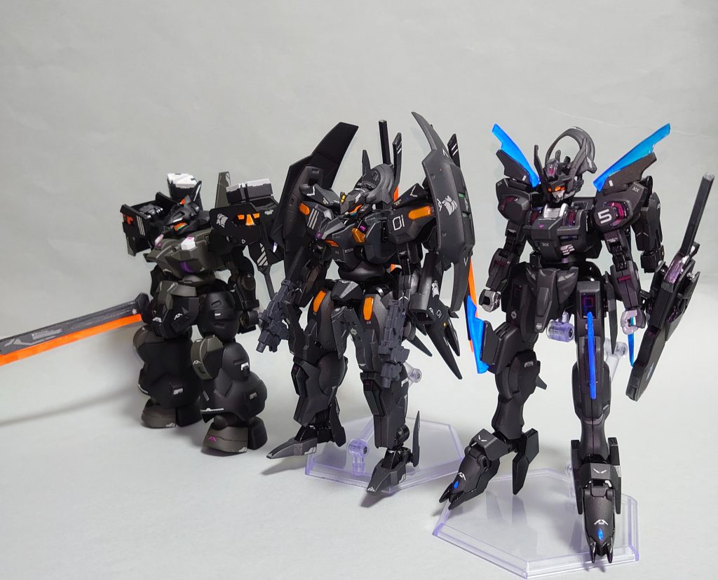 歴代のムラクモ搭乗機であるカスタムディランザ、シュヴェルバルデと並べるとこんな感じです。本体はシンプルなカラーリングにしてはシェルユニットと全身に追加したレーザーブレードの色が目立つようにしています。その為、歴代ムラクモ機と比べるとシュヴェルジッツはオレンジ部分が頭部センサーのみと極端に少なくなっています。以下、いつもの機体とパイロットの解説です。（こういうの書くの好きなんです）A.S.122クワイエット・ゼロ事件の裏側でべネリットグループ本社フロントを守るべく、議会連合と戦う　もう一機のガンダムの姿があった。 それは彼らの見つけた  -【剣の居場所】 -