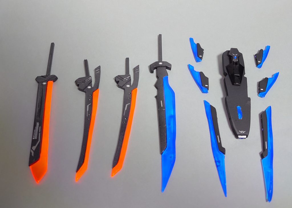 カスタムディランザ、シュヴェルジッツと装備してきた歴代トツカシリーズとの比較です。（左から「トツカ」「トツカ改」「ハバキリ」）元々ヒートソードをメイン武装にしていた理由は「ムラクモが自分がアーシアンであることに縛られているから」という裏テーマがあったためです。なので、それらの迷いを振り払って最後に使うのはビームソードと決めていました。シンプルな威力重視のトツカ、軽量化し、薙刀としての機能も加えた取り回し重視のトツカ改、そして原点回帰で威力重視かつガンビットとしての多様性を加えたハバキリという感じになっています。元ネタのトツカノツルギ/アメノハバキリに最も形状が近いのはハバキリになります。