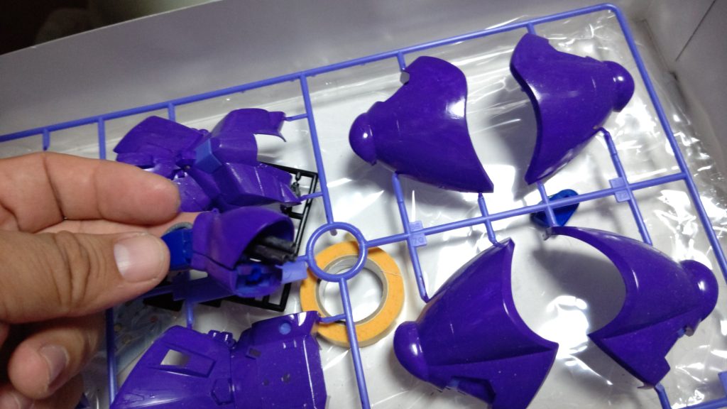 ビームキャノン穴空いてないので削り調整して 穴を作り塗装したところ組み立ながら並行作業