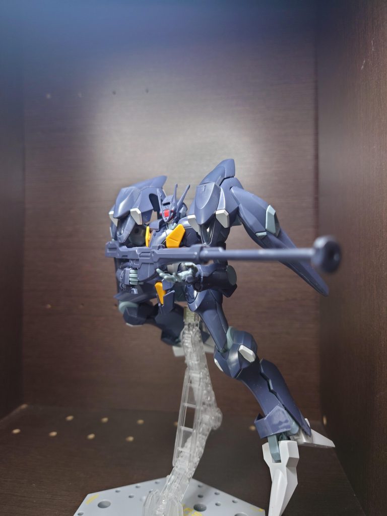 最後に水星の魔女からガンダムファラクトです。アンクルアーマーのとこのやすりあとは許して。この機体肩上部のスラスターみたいなのバックパックだったのに驚きました。てっきり肩アーマーかと思ってた。正直肩についていてくれたらうれしかったけど、無茶苦茶かっこいいからOK。カッコよさは劇中の活躍的に御三家の機体でダリルバルデに一歩及ばなかったけど1期時点ではこいつが水星の機体で一番好きでした。あまり積は減ってないけど8月は1機くらい塗装しようかなと考えてます。ただ引っ越さなきゃいけなくなるかもしれず、仮組1機作れるかも怪しい。なので気長に待っていただけると嬉しいです。