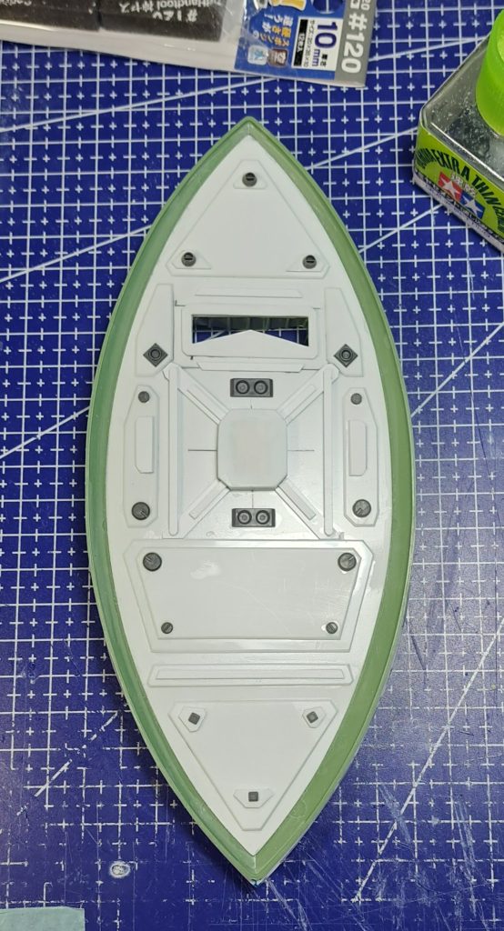 盾裏はディテールがまったくなかったので追加