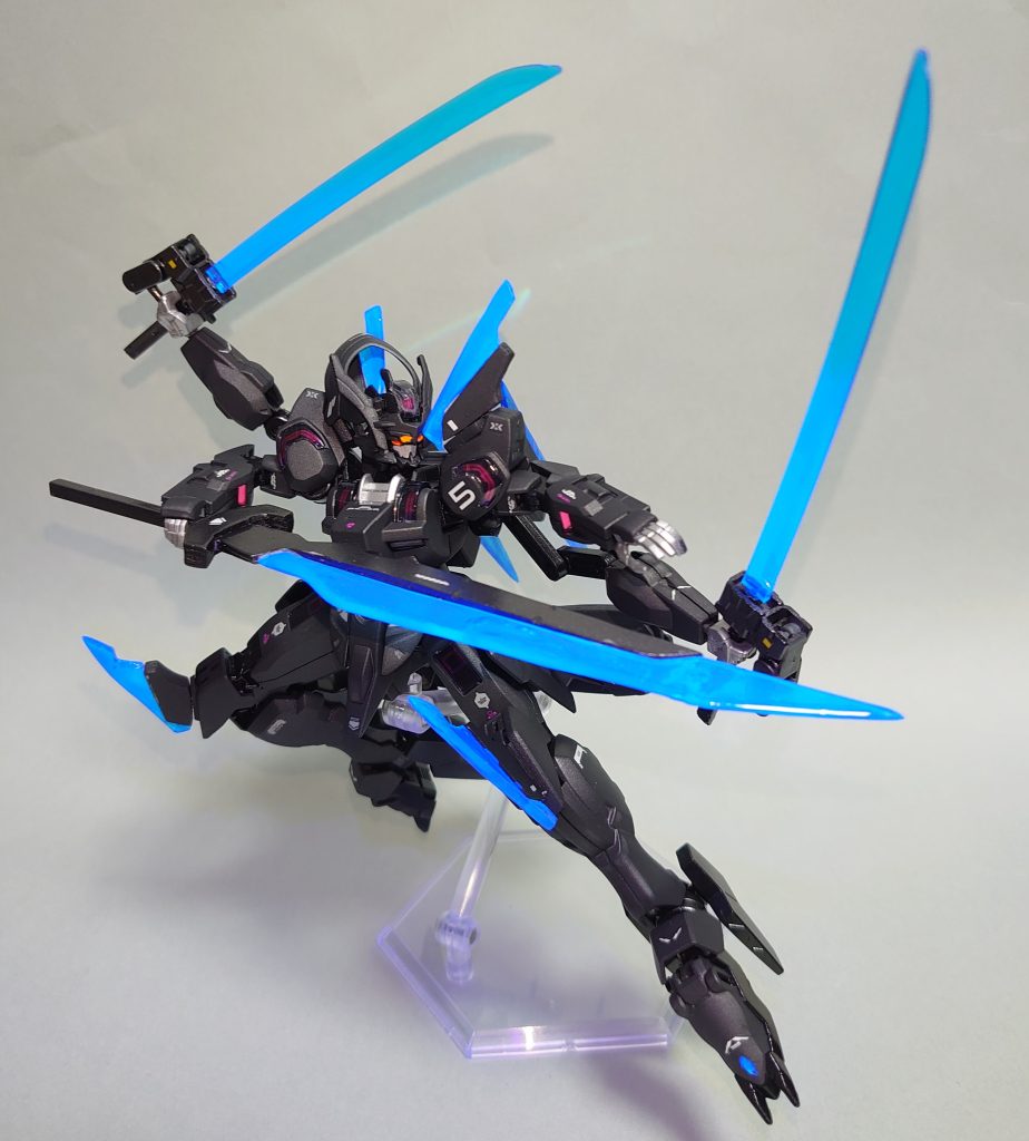 イーシュヴァラAタイプと同様にマニピュレーターが展開。シュヴェルバルデのサブアームとしての機能をさらに発展させ、もう一対の腕として使用することが可能となる。本機専用の強化型イーシュヴァラ、マへ―シュヴァラです。両方の機能を持ったイーシュヴァラがあったら・・というイメージを形にしてみました。それに伴って名前もイーシュヴァラ（自在天）からマへ―シュヴァラ（大自在天）へと変化しています。分離状態での機能を発展させたダリルバルデに対し、装着状態での運用性拡張を行ったシュヴェルバルデのそれがさらに発展した・・というイメージでその系譜を表現してみました。シュヴェルバルデではあくまでサブアーム程度でしたが本機に人間（ムラクモ）とAI（SUSANO-O）それぞれの目があるのなら、腕もそれぞれあってもいいのではないかと、完全にもう一対の腕になっています。