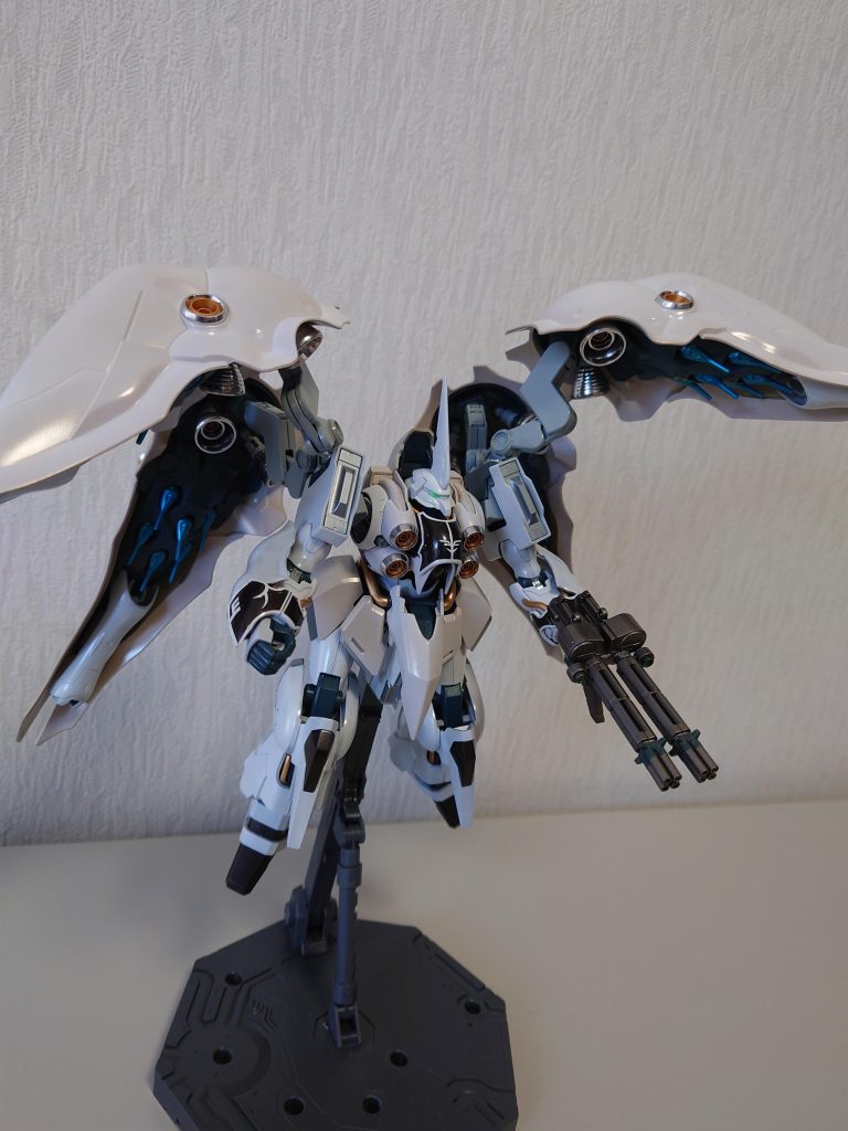 ビームガトリングガン二丁連結して手持ちに。専用武器との設定らしく違和感は無いかなと。