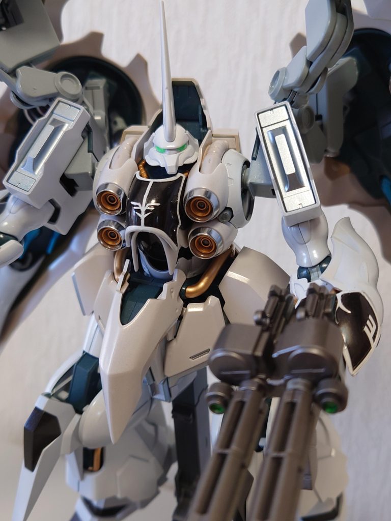 最後に組んでいるときにモノアイの紛失が発覚。ツインアイにしてみたところ思いのほか似合ってるのではと、お気に入りです。