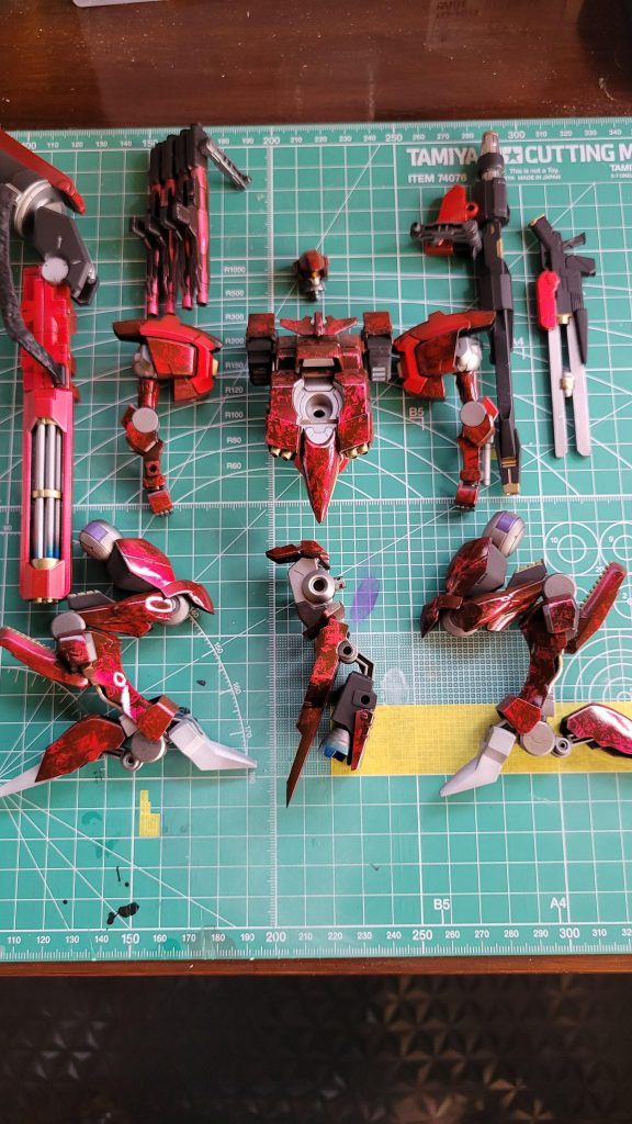 武器のスクラッチと椎茸栽培、ラップ塗装、熱変色塗装に挑戦してみました。右手武器はアサルトライフルの予定でしたが、HJに掲載されていた武器を真似して有るもので作りました!大容量大型ガトリングキャノン…大きすぎて干渉しまくりでまともにポージングはとれない…