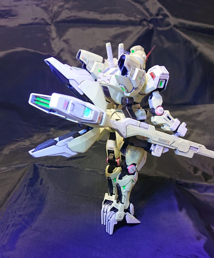 後ろ姿。ハイヒールにして足伸ばす作戦。ホウキの噴射口?はシールに蛍光グリーン塗ったもの。
