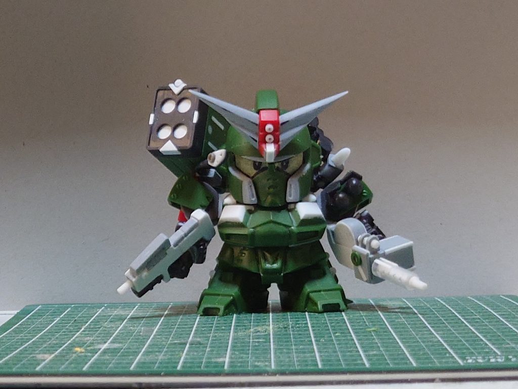 塗装前フェイスを切り離して角度を調整。肩を小さく、腕はアルミ線を軸に角度変更。胴体は腰で切り離して短くしています。頭部アンテナ、両手武器はプラ版等でスクラッチ。