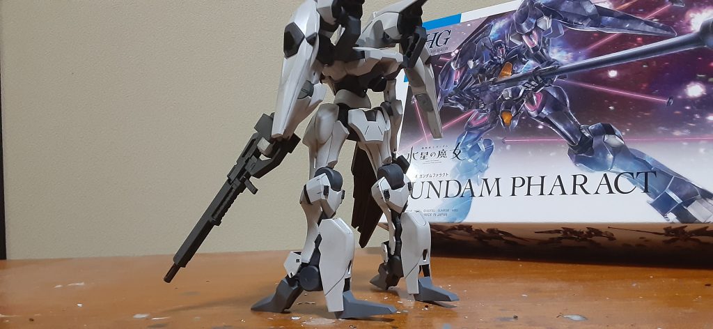 機体色は純粋な白ではありません(何回言うんだw)Mrカラーの灰色9号です。関節はあまりガンメタに頼るのもなと思い、タミヤの戦艦とかに使うグレーとMrカラーの半つや黒を混ぜたものを。スラスター類はMrカラーの水性の黒鉄色、オレンジの装甲部分はタミヤのガンメタ、白い別パーツは黒です。