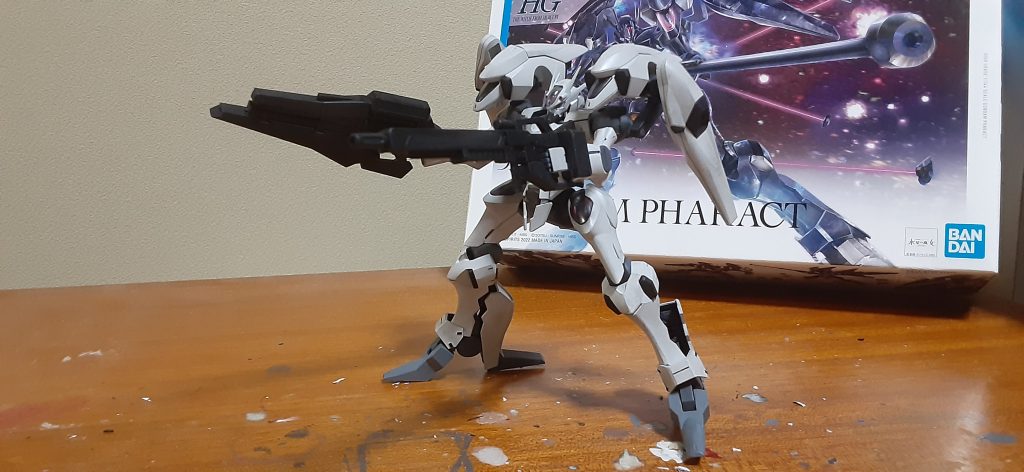 ディテールは、ホワイトグリントの画像参考にシンプルにマイナスモールドや小さいプラ板貼ったり。それよりネクスト機体と比べて手足の位置が機体に近いのでそれぞれの根元から1.5ミリぐらい外に移動しました。胸部の肩側の装甲も合わせて移動して、胸部前の部品も1ミリ前に移してます