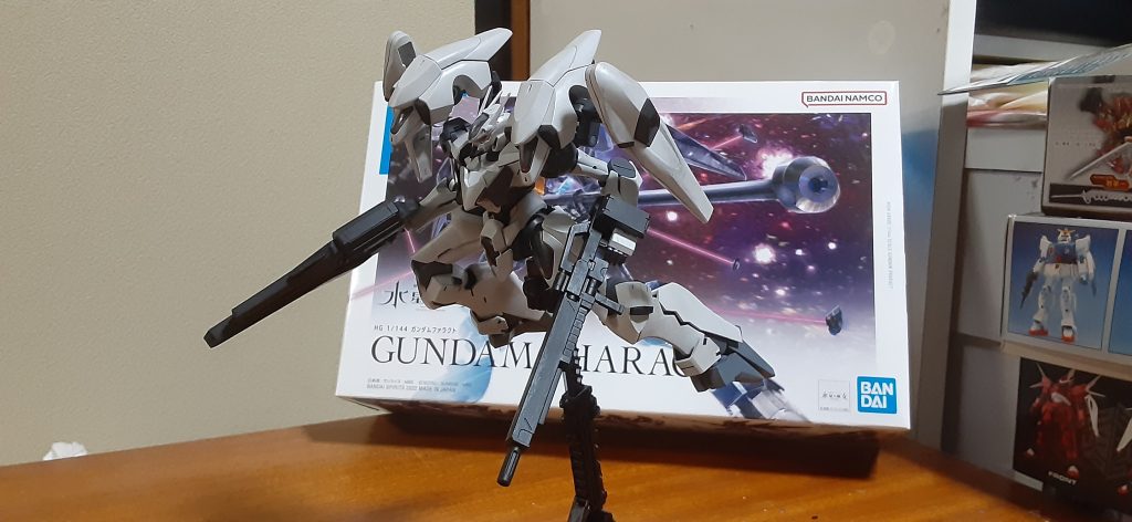 ふくらはぎの後ろビルダーツパーツのスラスター貼って、あまり見えませんがカカトと足首をつなぐパーツを削ってダンパーの形がわかるようにしてます。