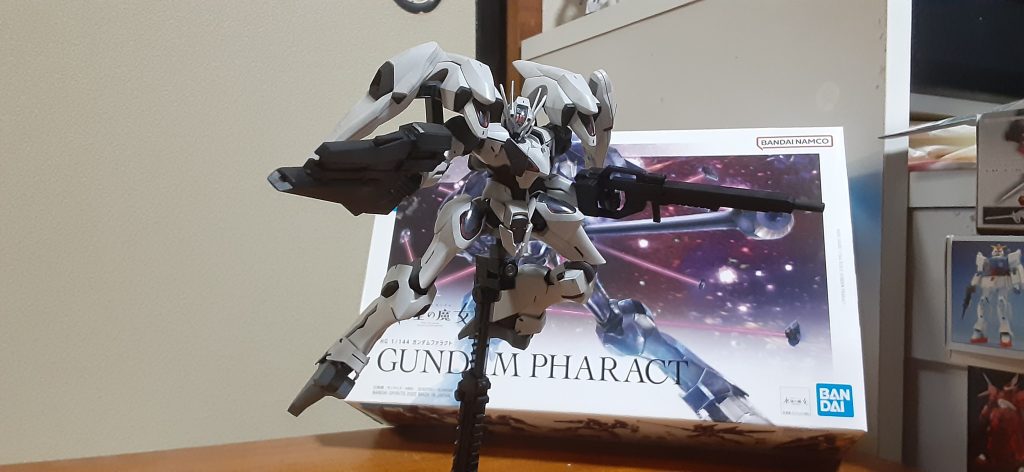 武装は、せっかく買って積んでたアーマード・コア4のマシンガンあったのでまさしく似合うと思い、そしてネクスト機体は二挺持ちが多いから左にはグシオンリベイクのライフル持たせてみました。それぞれ合わせ目消して黒に塗装左のライフルにスコープセンサー付けるの忘れてた…