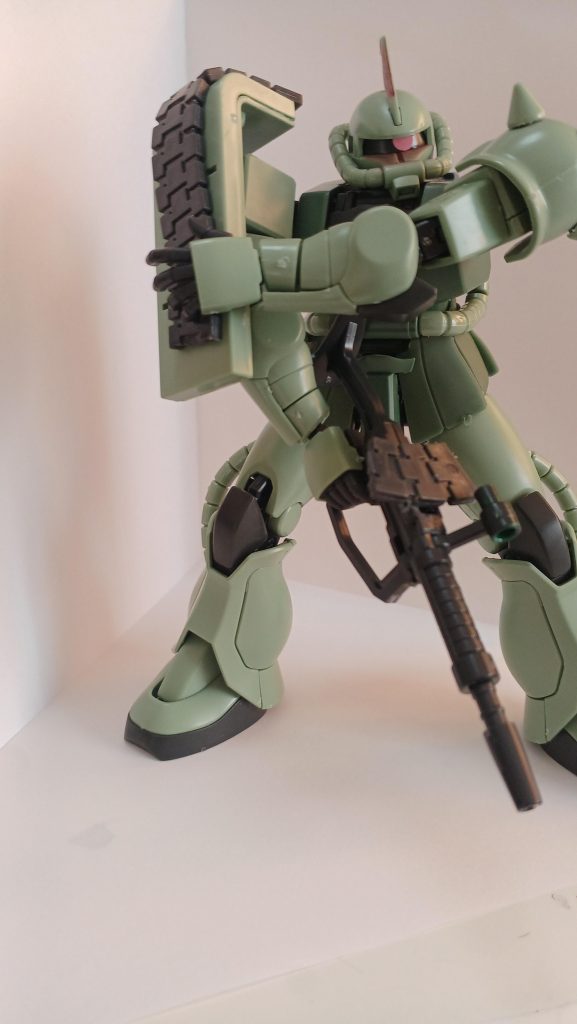 シールドについているマガジンを取り外し、リロードします。1ボックス3発の単発中型弾という設定です。