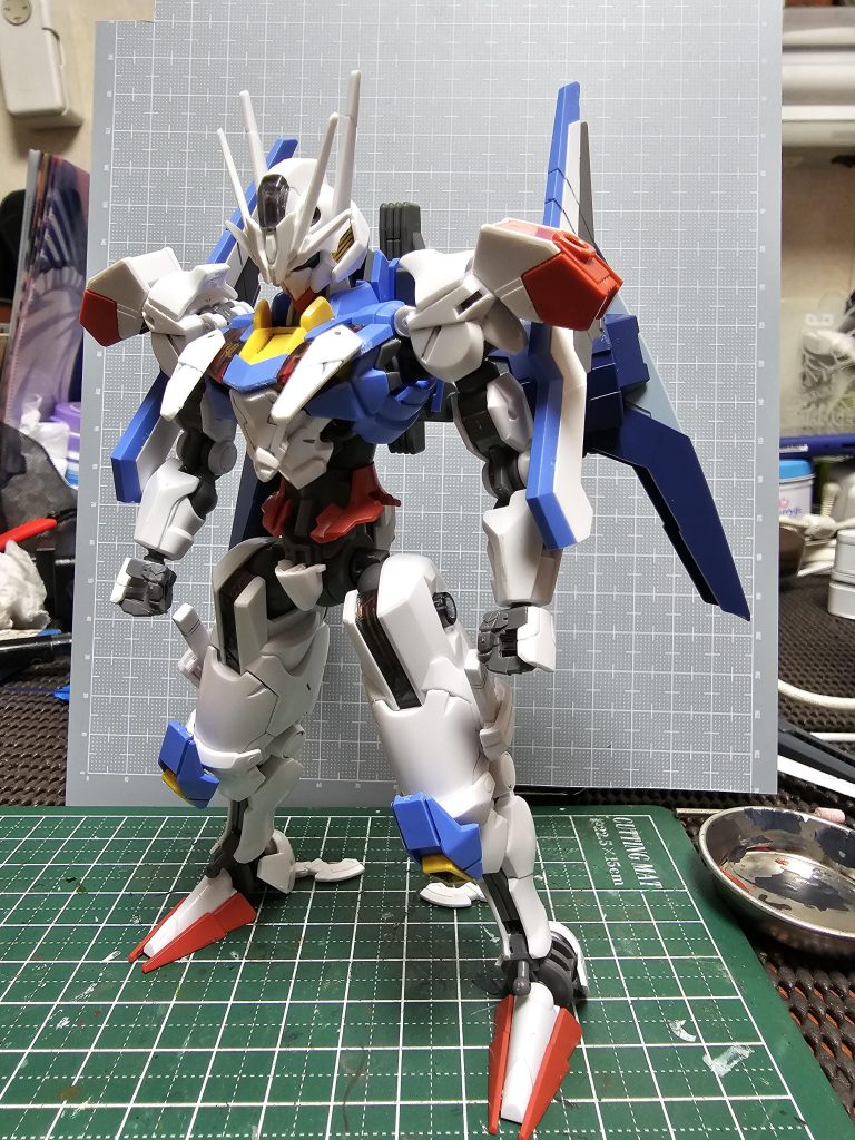 頭部はウイングガンダム炎のブレードアンテナを使用しています。あとはすべてエアリアルのパーツを切り貼りして製作しています。
