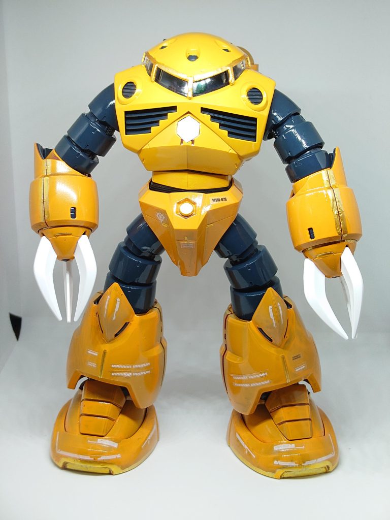 設定としては、地球での勢力を失ったジオンが残った拠点整備用に改造した感じ。ジャブロー潜入には間に合わなかったのですが、黄色い機体で参加するのは正気の沙汰ではありません。しかし、1人だけ真っ赤な機体で参戦したおバカちゃんもいるので、タイミングが合っていればもしかして(笑)。