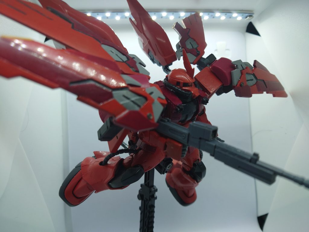 両肩のスラスター兼シールド兼可変式ウイングと、バックパックのスラスターを展開することで高速飛行形態である「フライトモード」に変形可能。