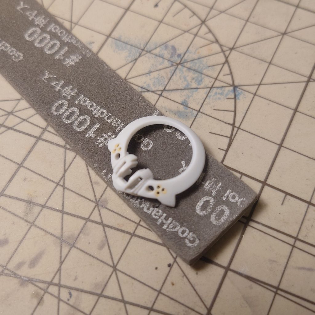 設定画見て再現したくなったアンテナ部のちょんちょんちょん、ピンバイスは大き過ぎず小さ過ぎず何度かやり直し、0.6mmで落ち着きました。