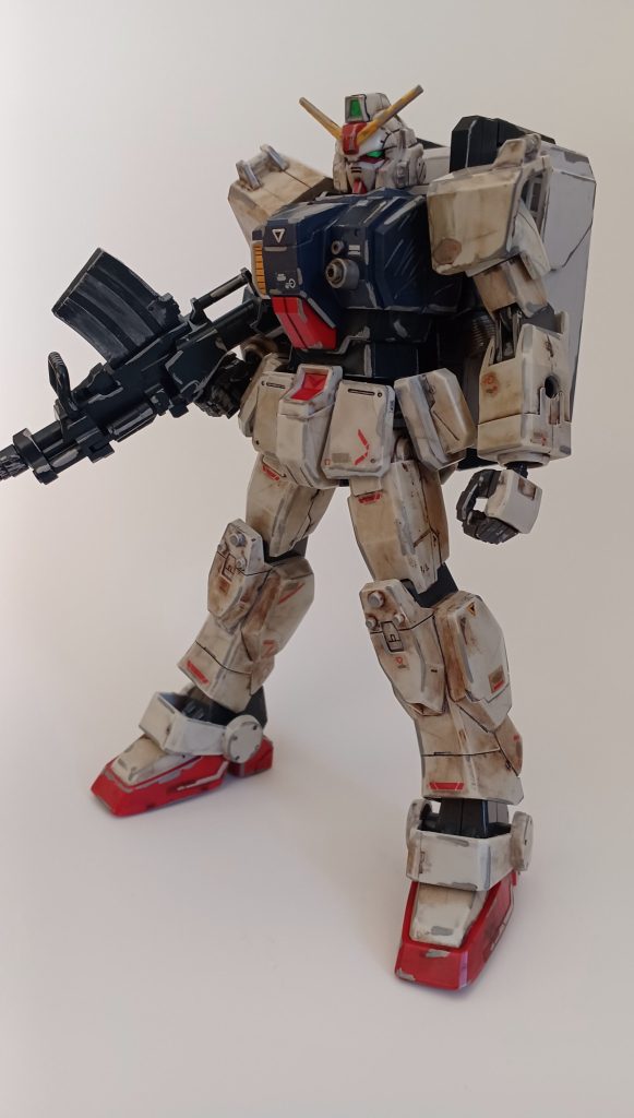 フロントショット陸戦型もやっぱり汚したりした方がカッコいいですよね。その他にもデカールや塗装が剥げたような表現をガンダムマーカーを使って塗りました。