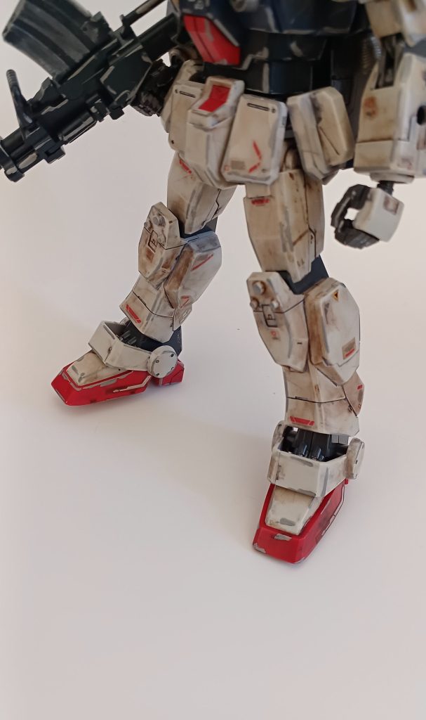 しっかり足にもデカールを貼りました。足に隠れているピストンは部分塗装をしてリアルに表現しました。