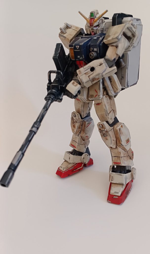 個人的に陸戦型ガンダムで好きな武器はこのロングライフルですね。シールドに固定するときが一番良いんですよね~。