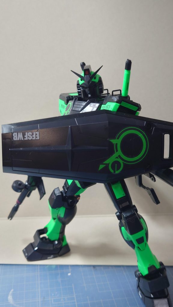 胸やシールドにリサーキュレーション限定のデカールが付いています。