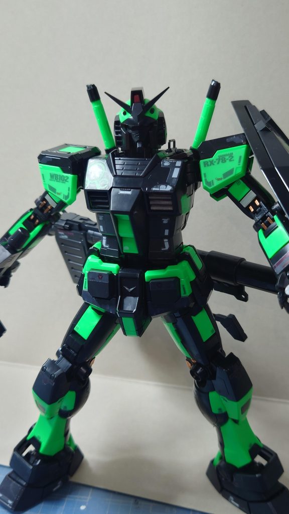 通常付属のデカールはグレーの模様が多いのですが、黒プラに貼ると模様が見えないですね。。。