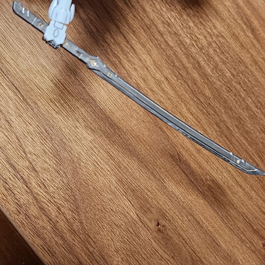 今回は、内部フレームや武装をガンダムマーカーで塗装してみました。ガンダムメッキシルバーを使用したのですが、そのままだとピカピカすぎるので一旦、全体を塗った後に拭き取ってぼかしてみてます。写真じゃわかりづらいですよねえ(写真も上手くなりたい🥺)