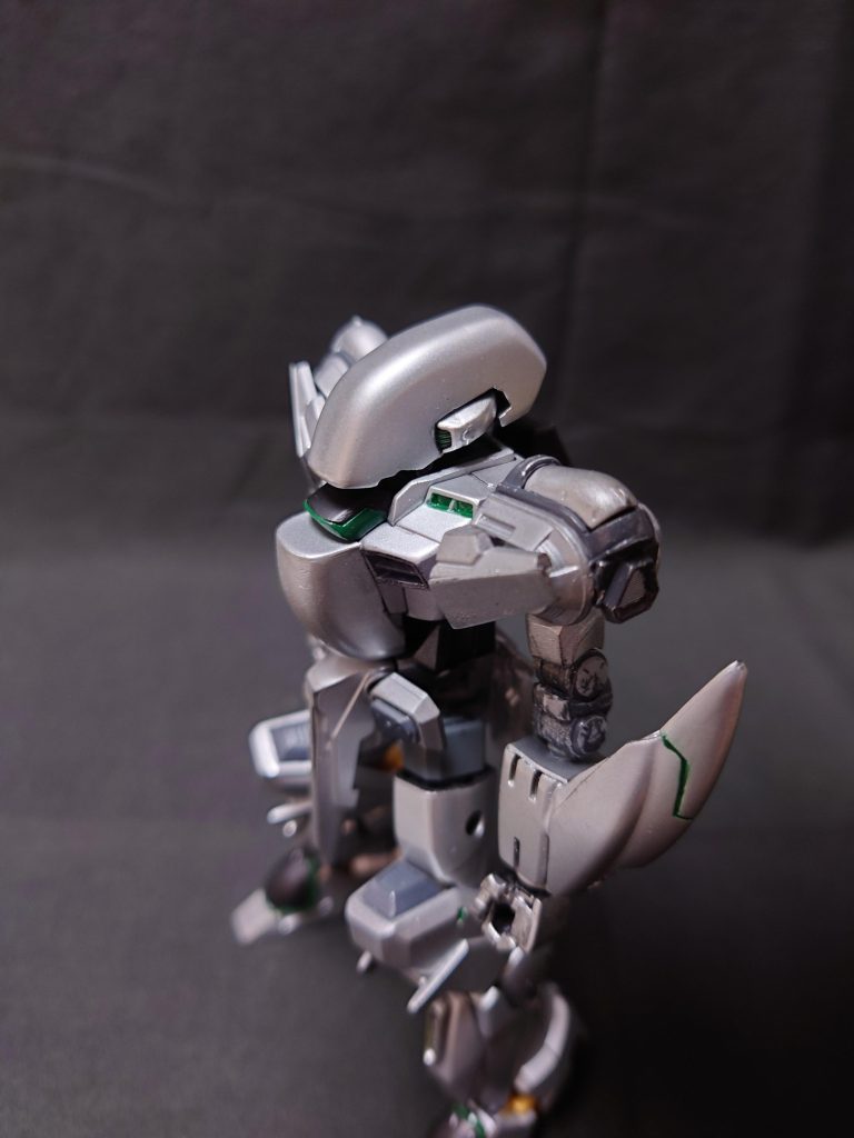 ー頭部、胸部ー 頭部は複合センサで覆われている。 音、光、振動、その他諸々を視覚情報に変換してパイロットに伝達する。 カメラを用いない為、目線が読まれることがない。 そっぽを向いてるかと思っていても、補足されている場合がある。 胸部には頭部と同じ大型複合センサが設置されている。 頭部が損傷しても、外部情報を得ることができる。