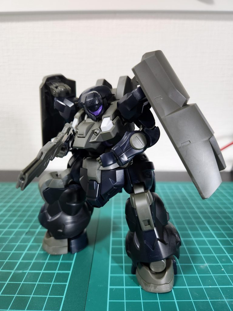 パチ組み状態、ボリュームがあって良いですね！光の加減か、ダンゴムシっぽいです！