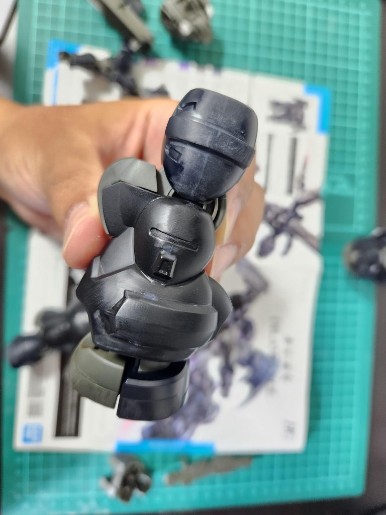 脚部には側面に思いっきり合わせ目が出るので、ここは頑張って消しました。それ以外は、ほとんど手を加えていません。素晴らしいキットですね。